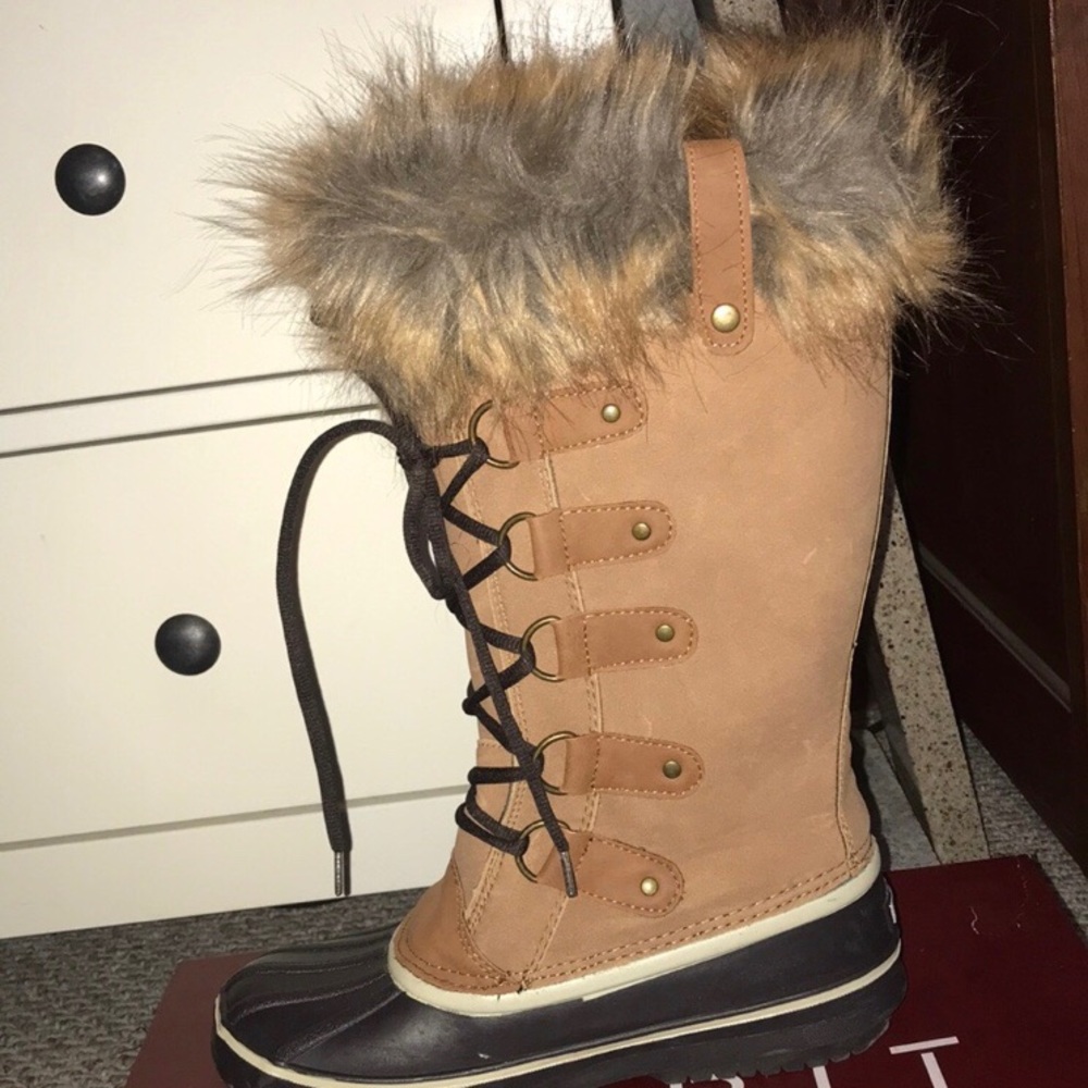 Warm winter boots with fur